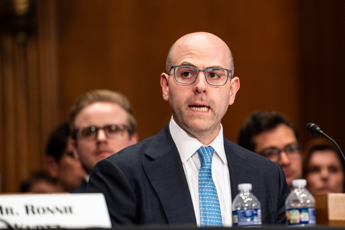 Stephen Miran, candidato a la Junta de Gobernadores de la Reserva Federal, testifica ante el Comité de Banca, Vivienda y Asuntos Urbanos en el Capitolio, en Washington, el 4 de septiembre de 2025. (Madalina Kilroy/The Epoch Times).