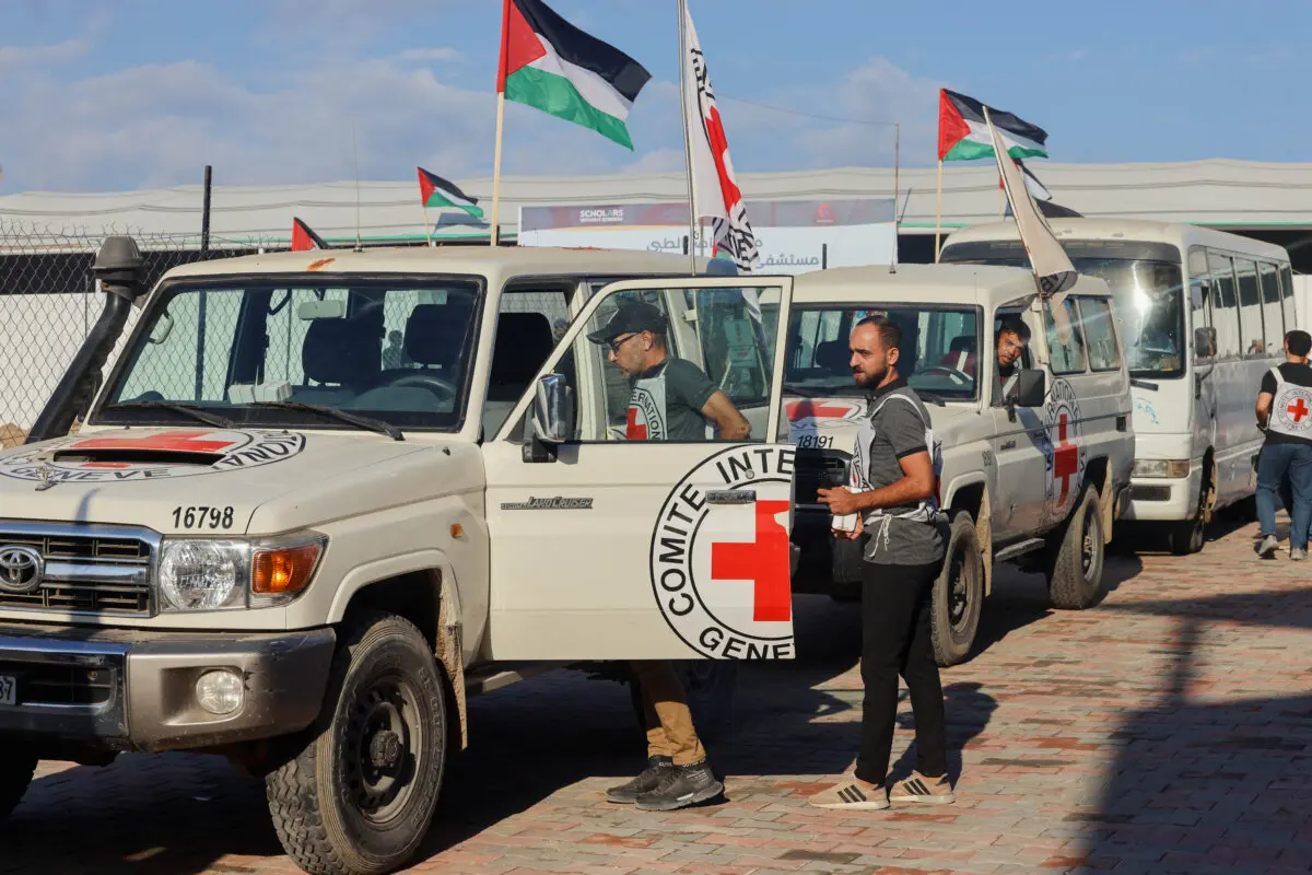 <em>Vehículos de la Cruz Roja Internacional se dirigen hacia el este de la Franja de Gaza desde Khan Yunis el 13 de octubre de 2025. (ABDELRAHMAN RASHAD/Middle East Images/AFP vía Getty Images)</em>