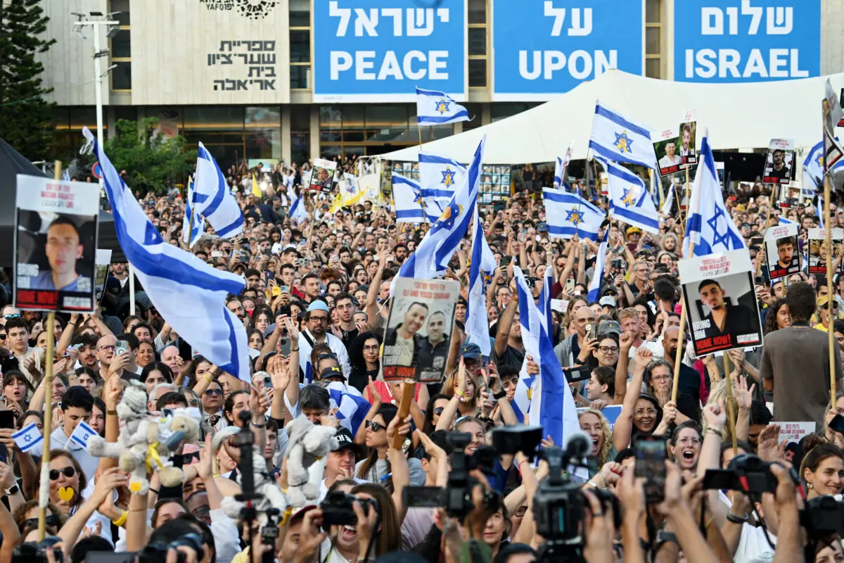 <em>La gente se reúne para ver la transmisión en vivo de la liberación de rehenes en la Plaza de los Rehenes en Tel Aviv, Israel, el 13 de octubre de 2025. (Alexi J. Rosenfeld/Getty Images)</em>