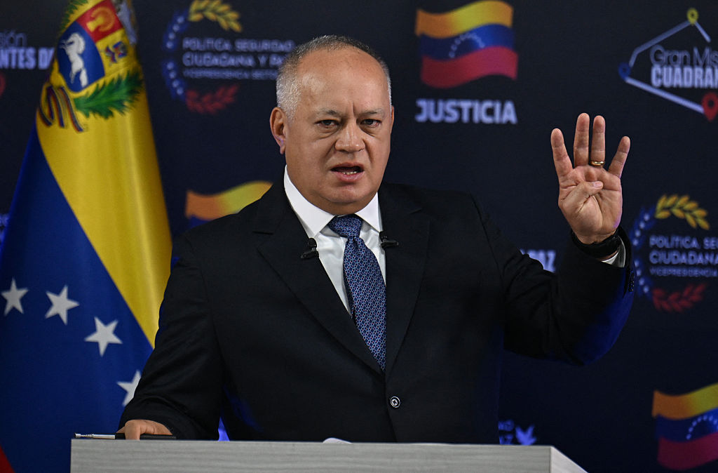 <em>El ministro de Relaciones Interiores, Justicia y Paz de Venezuela, Diosdado Cabello, habla durante una rueda de prensa en Caracas el 17 de septiembre de 2025. (JUAN BARRETO/AFP vía Getty Images)</em>