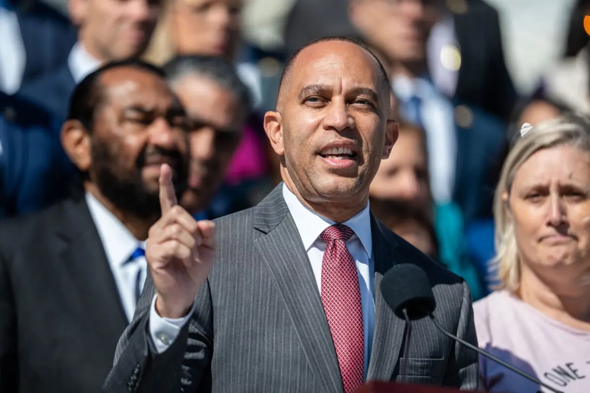 El líder de la minoría de la Cámara de Representantes, Hakeem Jeffries (D-N.Y.), habla durante el decimoquinto día del cierre del gobierno en el Capitolio, en Washington, el 15 de octubre de 2025. (Madalina Kilroy/The Epoch Times)