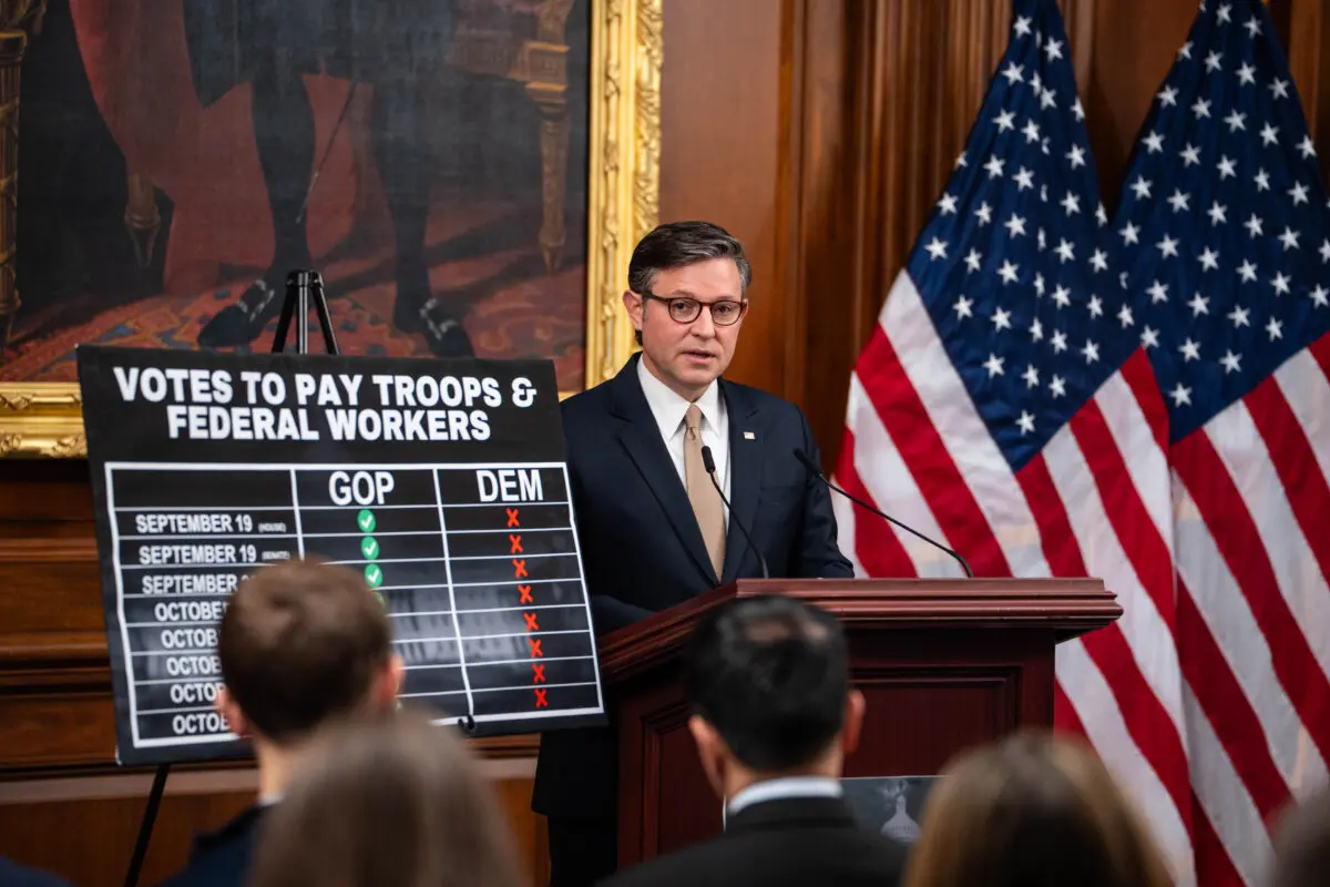 El presidente de la Cámara de Representantes, Mike Johnson (republicano por Luisiana), habla con los periodistas durante el cierre del Gobierno, en Washington, el 13 de octubre de 2025. (Madalina Kilroy/The Epoch Times)