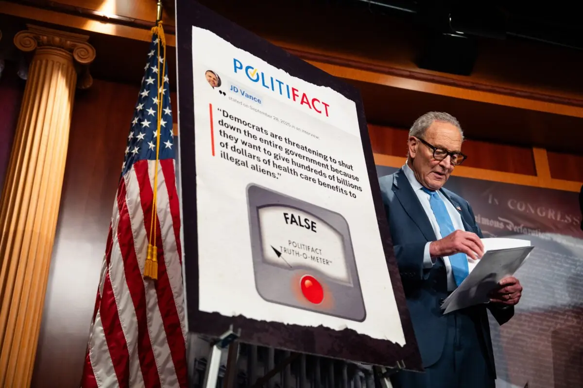 El líder de la minoría del Senado, Chuck Schumer (D-N.Y.), en una rueda de prensa durante el tercer día del cierre del gobierno en Washington, el 3 de octubre de 2025. Madalina Kilroy/The Epoch Times)