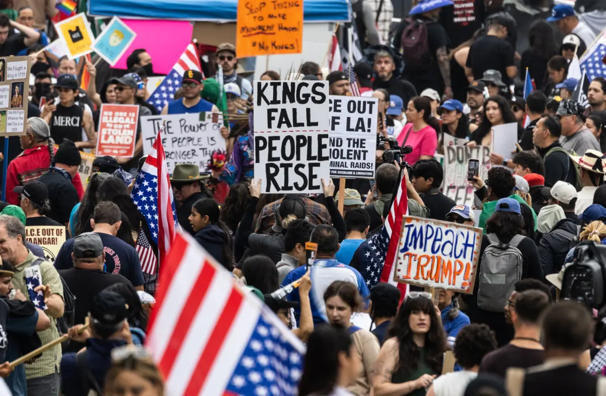 Manifestantes se reúnen para la manifestación No Kings en Los Ángeles el 14 de junio de 2025. (John Fredricks/The Epoch Times)