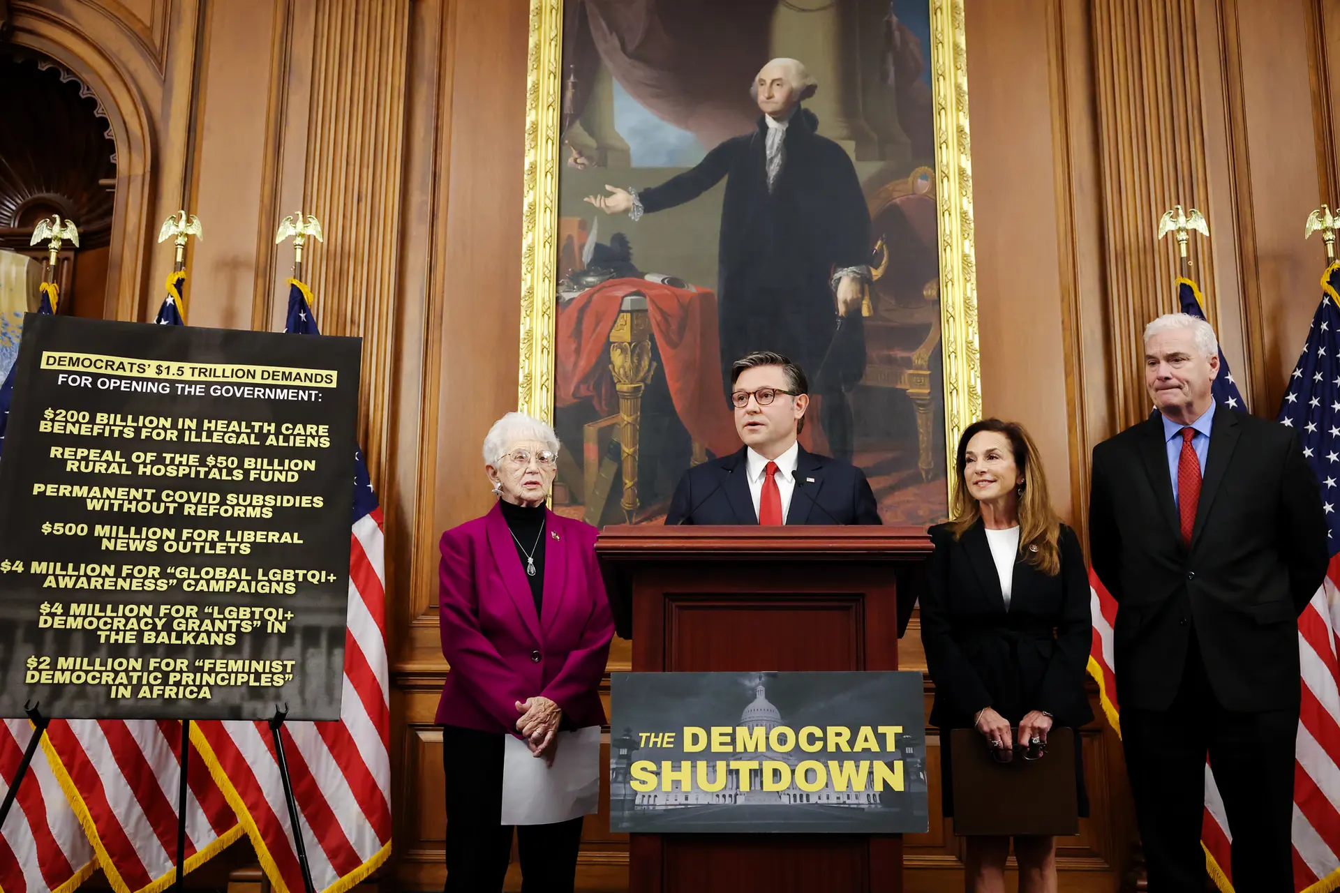 El presidente de la Cámara de Representantes, Mike Johnson (R-La.), habla en una rueda de prensa en el Capitolio de Estados Unidos el 14 de octubre de 2025. El gobierno no ha publicado los principales indicadores económicos debido al cierre tras el fracaso del Congreso para alcanzar un acuerdo de financiación hace 14 días. (Anna Moneymaker/Getty Images)