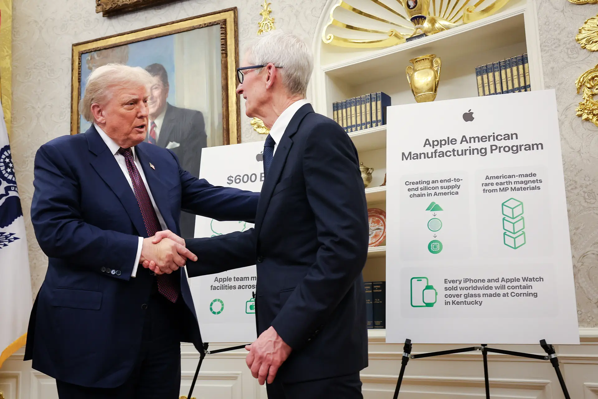 El presidente Donald Trump (izquierda) estrecha la mano del director ejecutivo de Apple, Tim Cook, durante un acto celebrado en el Despacho Oval el 6 de agosto de 2025. Apple Inc. anunció una inversión de 100,000 millones de dólares en instalaciones de fabricación en Estados Unidos, además del anuncio realizado en febrero de comprometerse a invertir 500,000 millones de dólares en los próximos cuatro años y a crear 20,000 nuevos puestos de trabajo. (Win McNamee/Getty Images)
