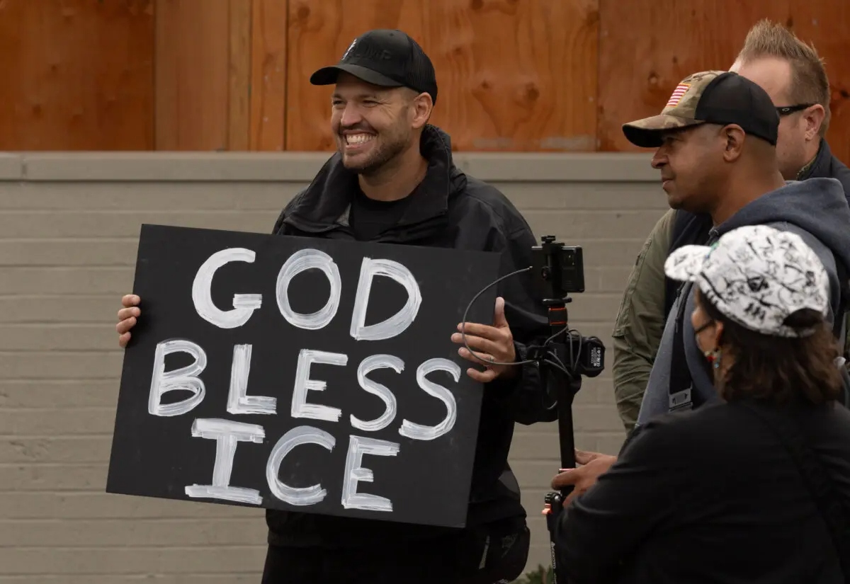 Un partidario del Servicio de Inmigración y Control de Aduanas se encuentra frente a las oficinas del ICE en Portland, Oregón, el 4 de octubre de 2025. (John Fredricks/The Epoch Times)
