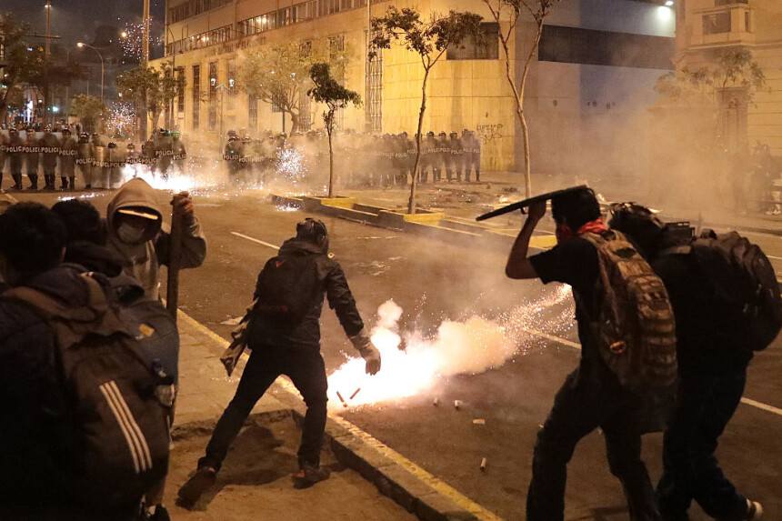 <em>Manifestantes se enfrentan con agentes antidisturbios durante una protesta contra el presidente interino de Perú, José Jeri, en Lima, el 15 de octubre de 2025. (CONNIE FRANCE/AFP vía Getty Images)</em>