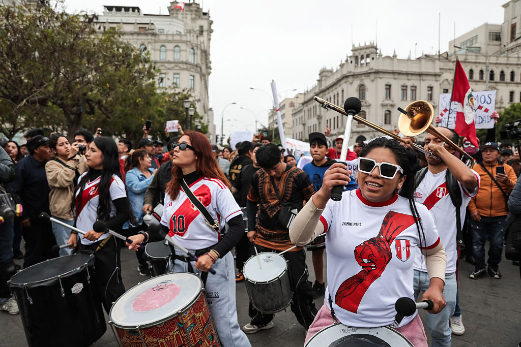 Manifestantes participan a una manifestación contra el presidente interino de Perú, José Jeri, en Lima el 15 de octubre de 2025. (Foto de CONNIE FRANCE/AFP vía Getty Images)