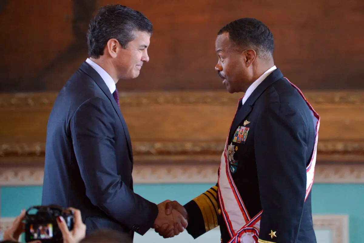 <em>El jefe del Comando Sur de los Estados Unidos, el almirante Alvin Holsey (derecha), estrecha la mano del presidente de Paraguay, Santiago Peña, en el Palacio de Gobierno en Asunción, Paraguay, el 23 de agosto de 2025. (Daniel Duarte/AFP vía Getty Images)</em>