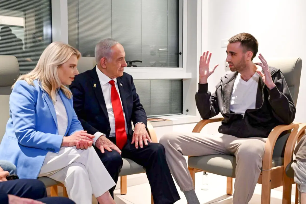<em>Avinatan Or se reúne con el primer ministro Benjamín Netanyahu en el hospital. (Oficina de Prensa del Gobierno de Israel)</em>