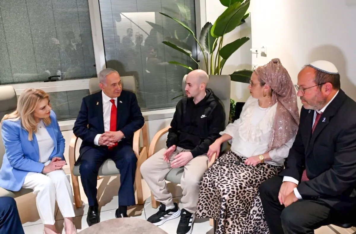 <em>Eitan Mor junto a sus padres en un video publicado tras su regreso. (Oficina de Prensa del Gobierno de Israel)</em>