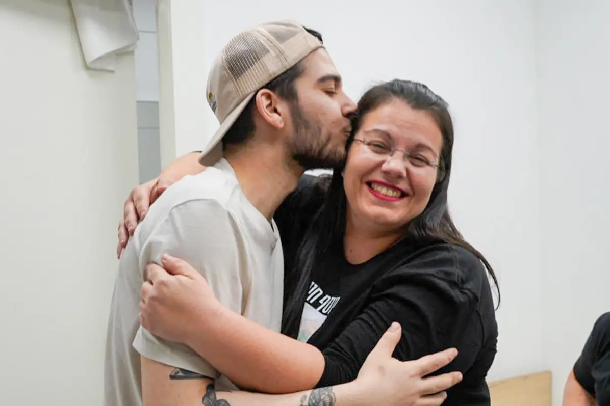 <em>Yosef Haim Ohana se reencuentra con su madre por primera vez tras dos años de cautiverio. (FDI)</em>
