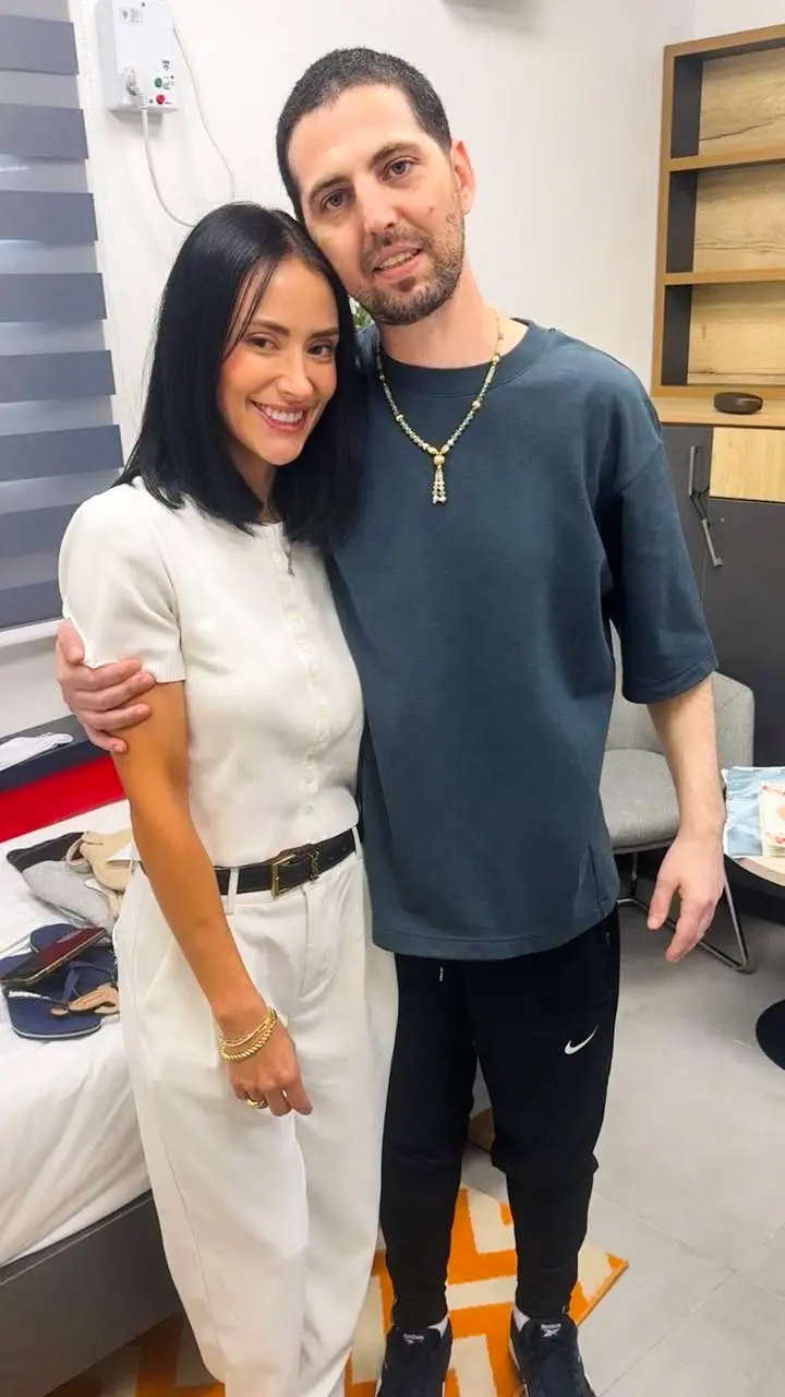 <em>Elkana Bohbot se reúne con su esposa. (FDI)</em>