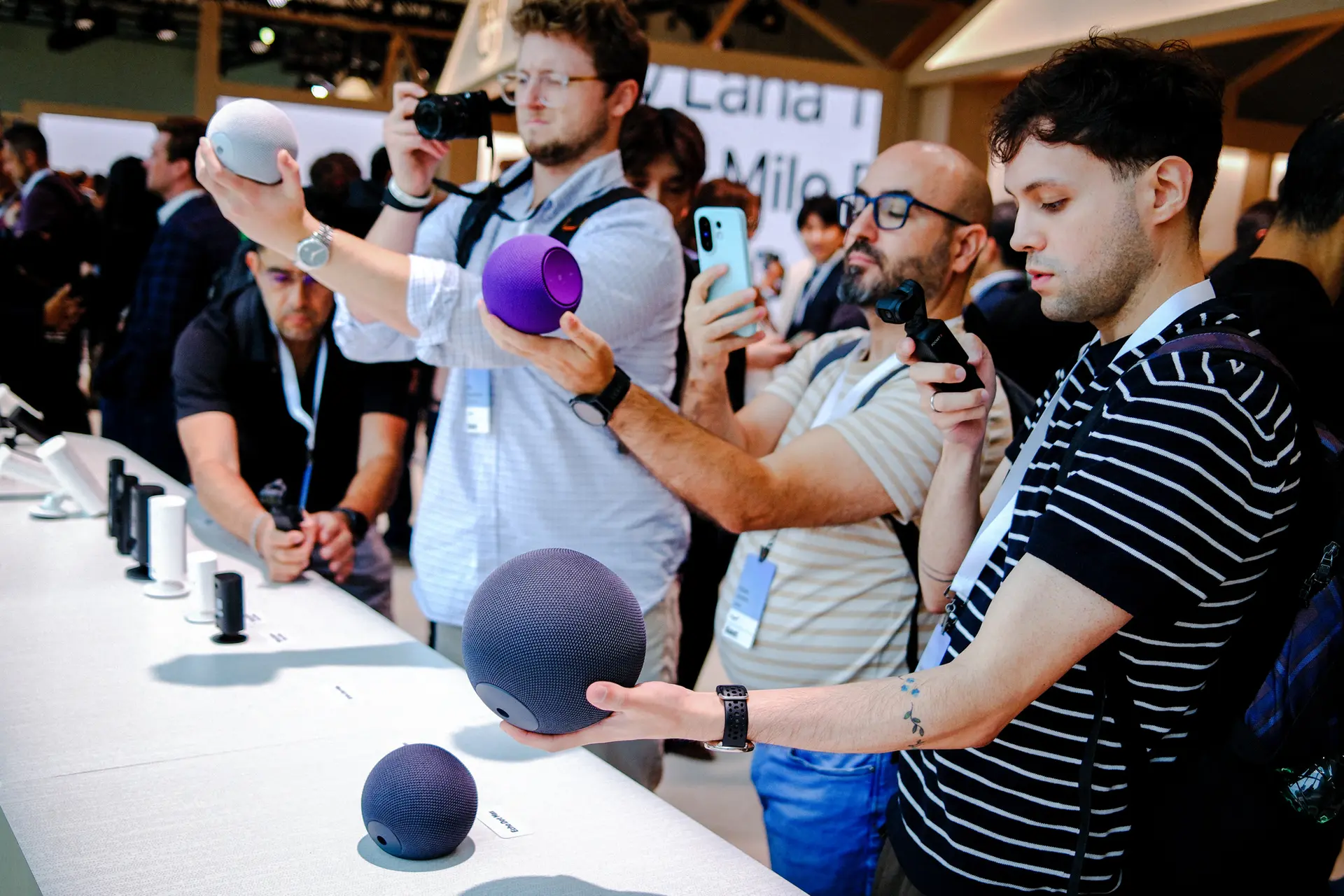 La gente toma fotos de los altavoces inteligentes Amazon Echo, que funcionan con IA, durante un evento de presentación de productos en la ciudad de Nueva York el 30 de septiembre de 2025. (Charly Triballeau/AFP a través de Getty Images)