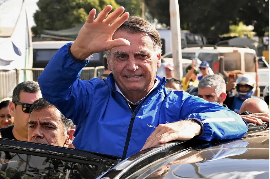 <em>El expresidente brasileño Jair Bolsonaro saluda a sus simpatizantes durante un encuentro con motociclistas en la Capital Moto Week, celebrada en Brasilia, Brasil, el 29 de julio de 2025. (Evaristo Sa/AFP vía Getty Images)</em>