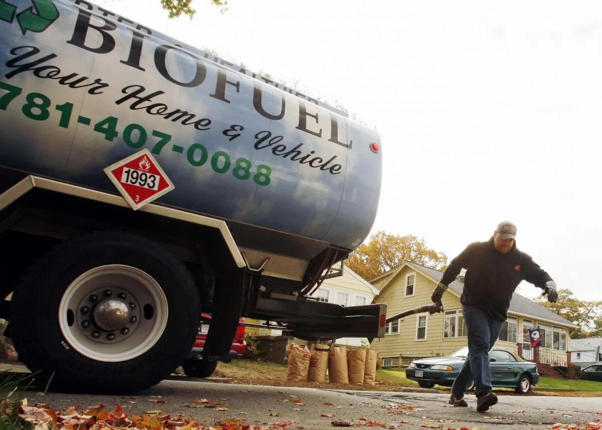 Un trabajador entrega una mezcla de biocombustible en una vivienda de Norwood, Massachusetts, el 12 de noviembre de 2007. (Brian Snyder/Reuters).
