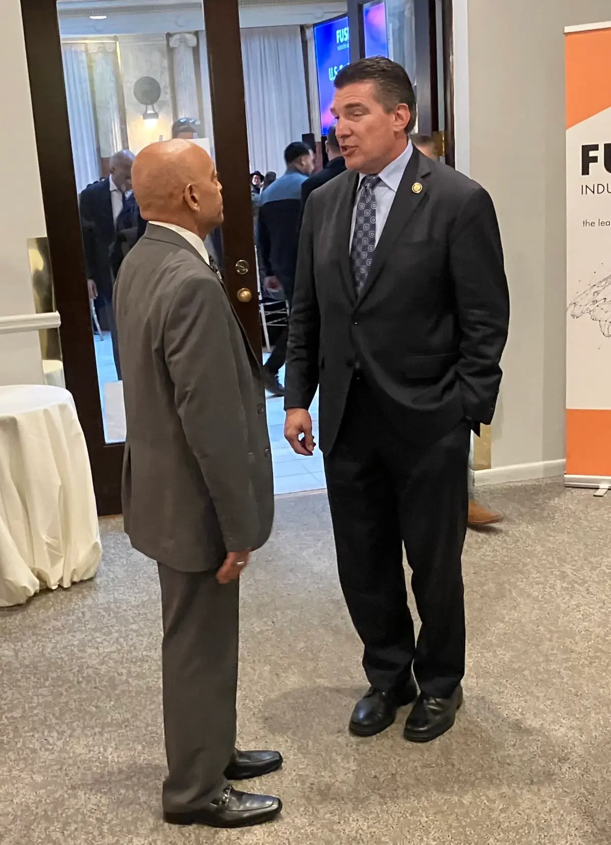 El copresidente del Caucus de Fusión de la Cámara de Representantes, el representante Jay Obernolte (R-Calif.) (R), habla con un asistente al primer Foro de Fusión de EE. UU. de la Asociación de la Industria de la Fusión en Washington el 15 de octubre de 2025. (The Epoch Times/John Haughey)
