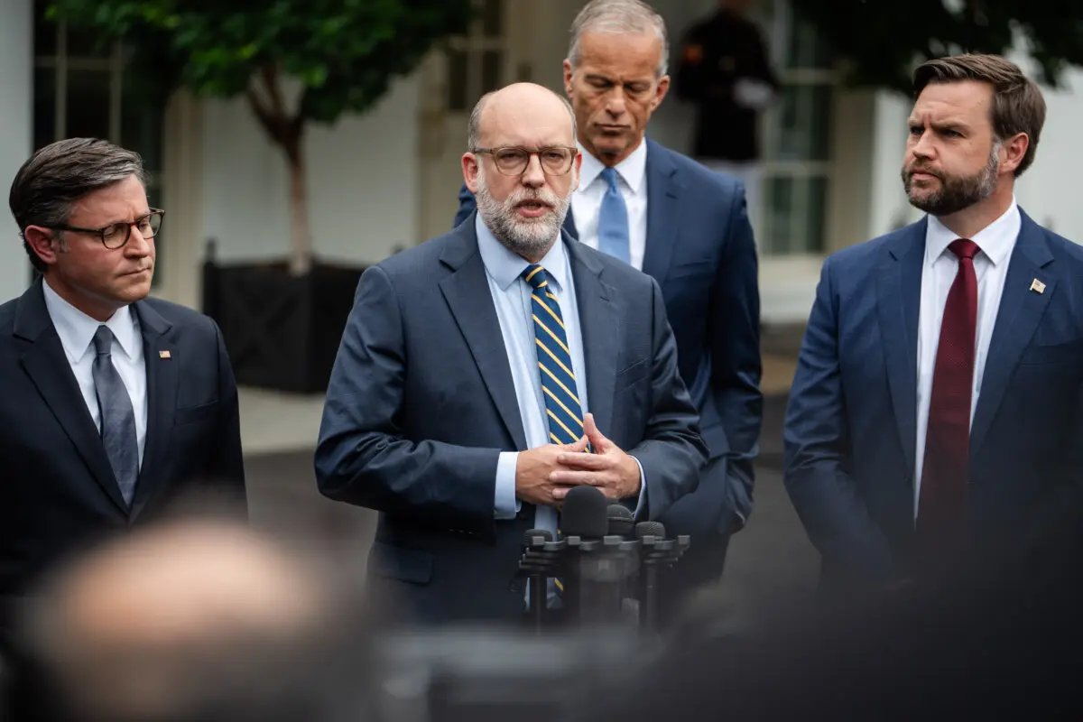 El director de la Oficina de Gestión y Presupuesto, Russel Vought (C), acompañado por el vicepresidente JD Vance (D), el presidente de la Cámara de Representantes, Mike Johnson (I), y el líder de la mayoría del Senado, John Thune (atrás, C), habla en la Casa Blanca el 29 de septiembre de 2025. (Madalina Kilroy/The Epoch Times)