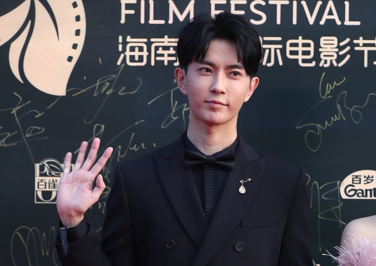 El actor Yu Menglong llega a la alfombra roja del 2.º Festival Internacional de Cine de la Isla de Hainan en Haitang Square, Sanya, provincia de Hainan, China, el 1 de diciembre de 2019. (VCG vía Getty Images).
