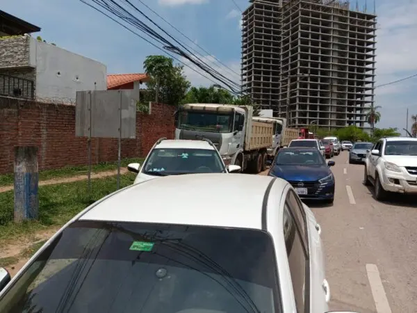 Filas de automóviles y camiones esperan cerca de una gasolinera en Santa Cruz, Bolivia, el 14 de octubre de 2025. (Autumn Spredemann/The Epoch Times).