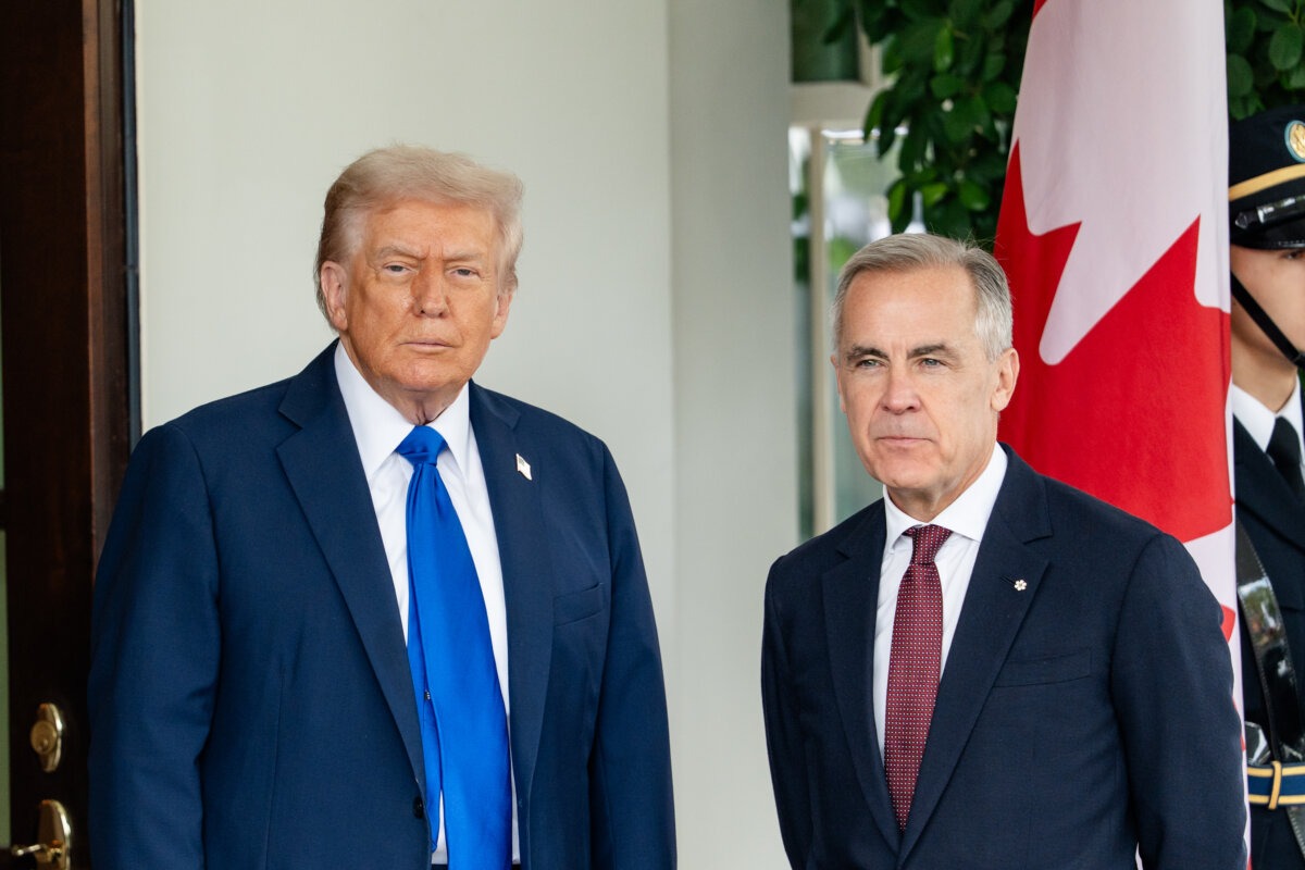 El presidente de Estados Unidos, Donald Trump, saluda al primer ministro canadiense, Mark Carney, en la Casa Blanca el 7 de octubre de 2025. (Madalina Kilroy/The Epoch Times).