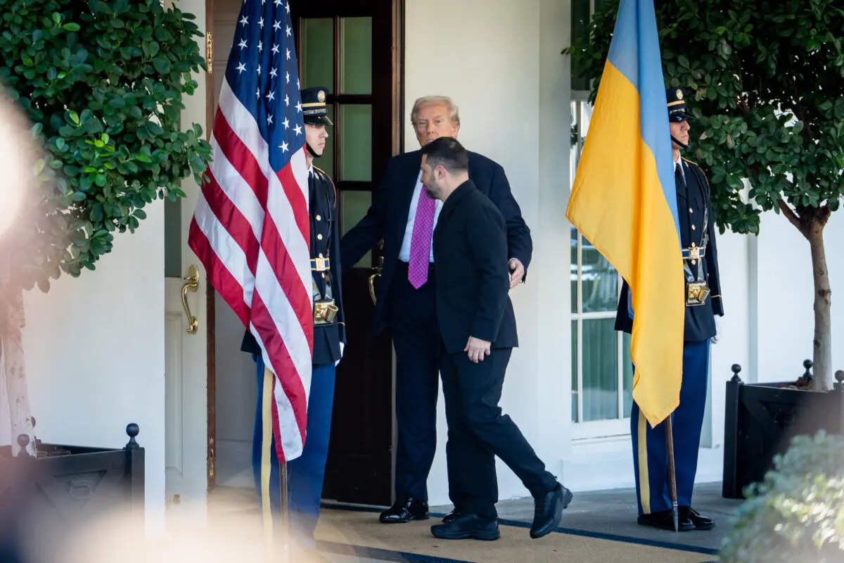 <em>El presidente estadounidense Donald Trump saluda al presidente ucraniano Volodímir Zelenski en la Casa Blanca el 17 de octubre de 2025. (Madalina Kilroy/The Epoch Times)</em>