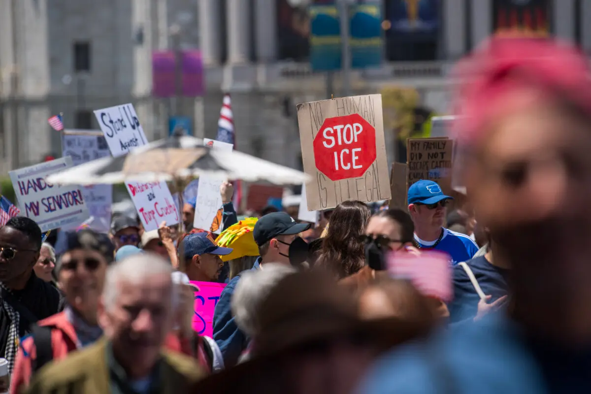 <em>Manifestantes muestran pancartas mientras se acercan al ayuntamiento para protestar contra la administración Trump durante la manifestación «No Kings» en San Francisco, California, el 14 de junio de 2025. NIC COURY/AFP a través de Getty Images</em>