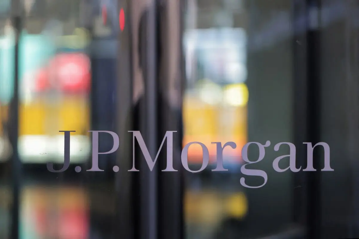 Cartel en la sede de JPMorgan Chase & Co. en Manhattan, Nueva York, el 30 de junio de 2022. (Andrew Kelly/Reuters)