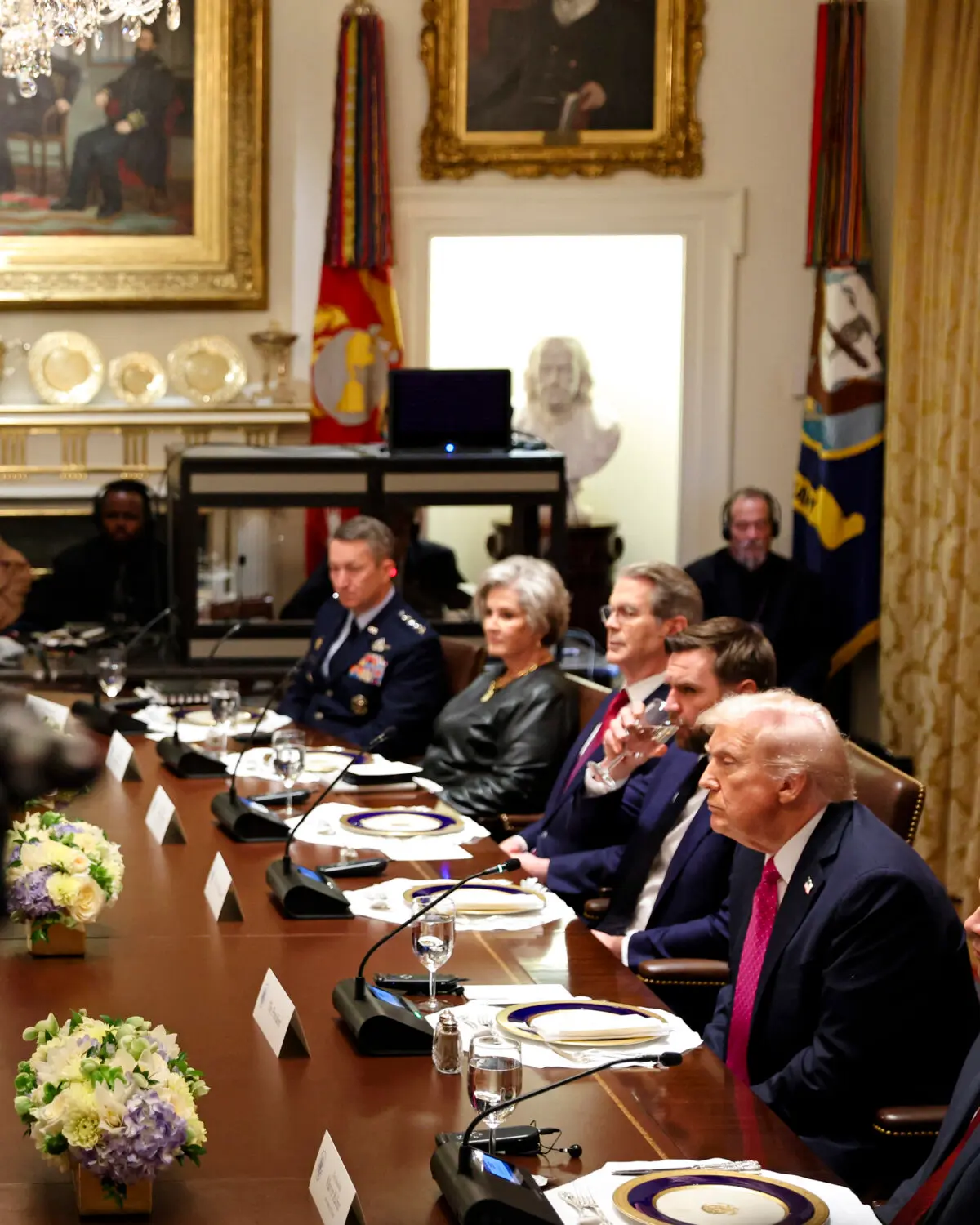El presidente Donald Trump se reúne con el presidente ucraniano Volodymyr Zelenskyy en la Sala del Gabinete de la Casa Blanca en Washington, el 17 de octubre de 2025. (Tom Brenner/AFP vía Getty Images)