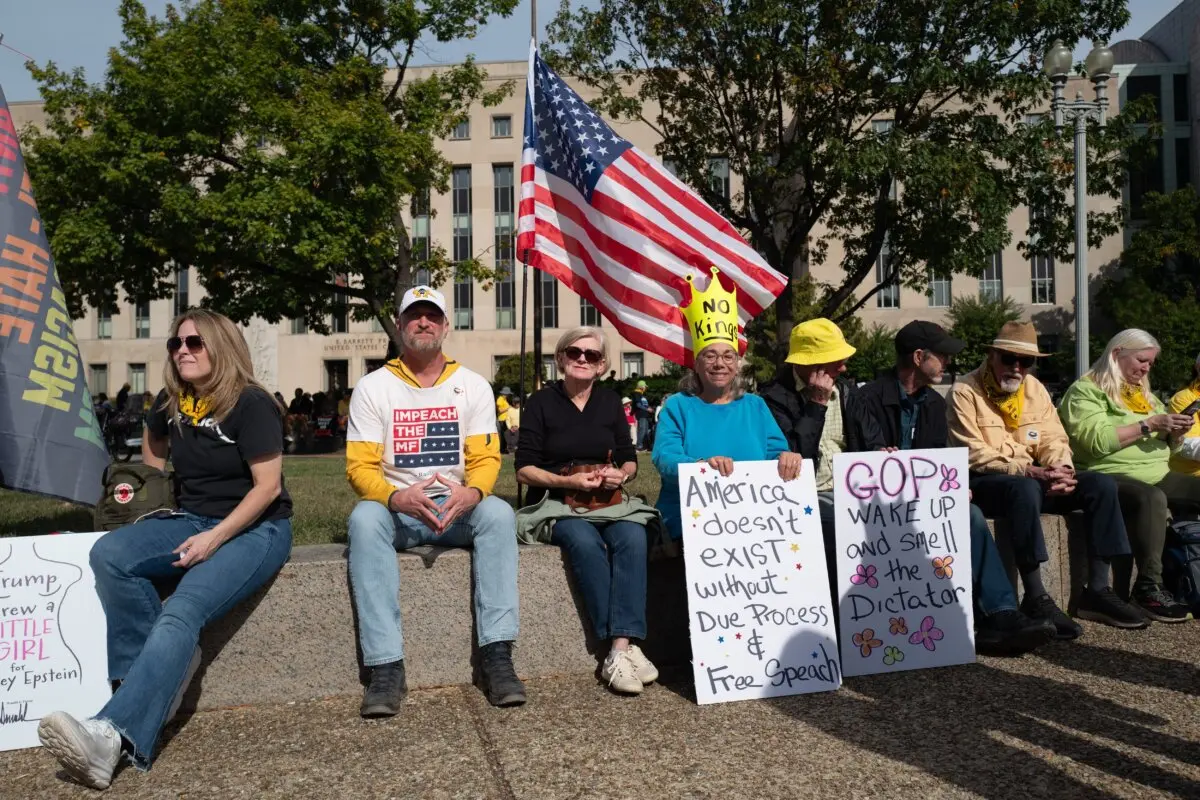 Personas participan en una protesta "No Kings" en Washington, el 18 de octubre de 2025. (Madalina Kilroy/The Epoch Times)