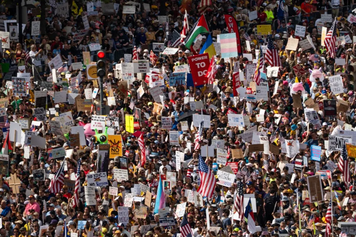 Gente participando en una protesta "Sin Reyes" en Washington, el 18 de octubre de 2025. (Madalina Kilroy/The Epoch Times)