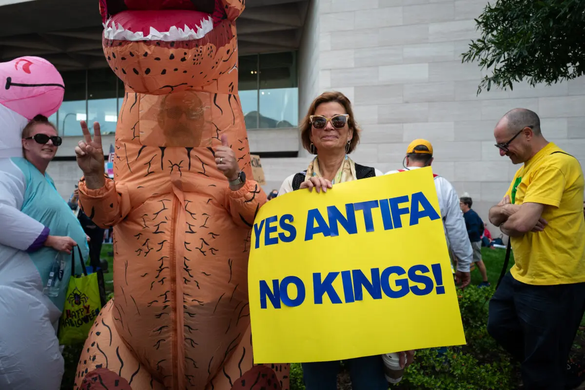 Personas participan en una protesta "No Kings" en Washington, el 18 de octubre de 2025. (Madalina Kilroy/The Epoch Times)