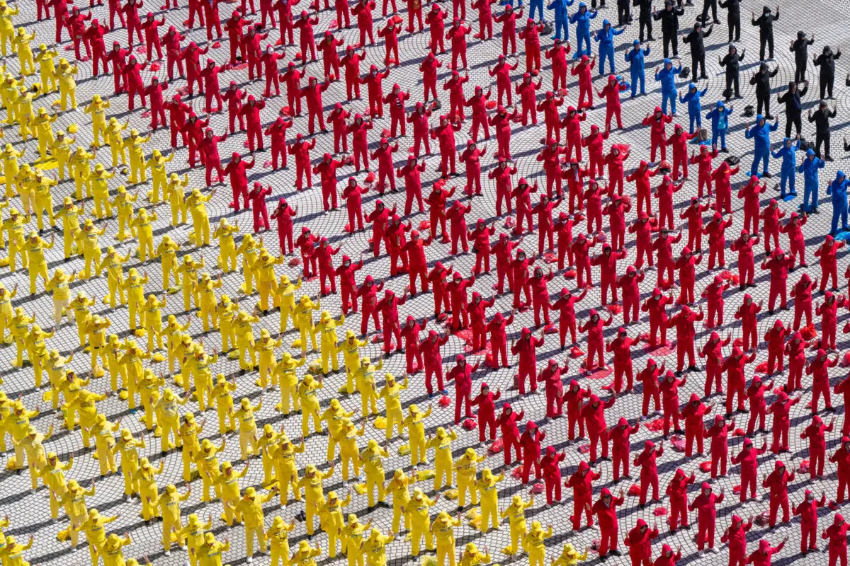 <em>Practicantes de Falun Dafa participan en un ejercicio grupal en Taipéi, Taiwán, el 18 de octubre de 2025. Sung Pi-lung/The Epoch Times</em>