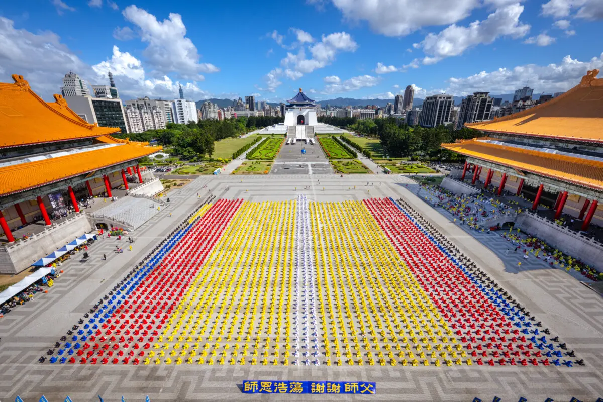 <em>Practicantes de Falun Dafa participan en un ejercicio grupal en Taipéi, Taiwán, el 18 de octubre de 2025. (Sung Pi-lung/The Epoch Times)</em>