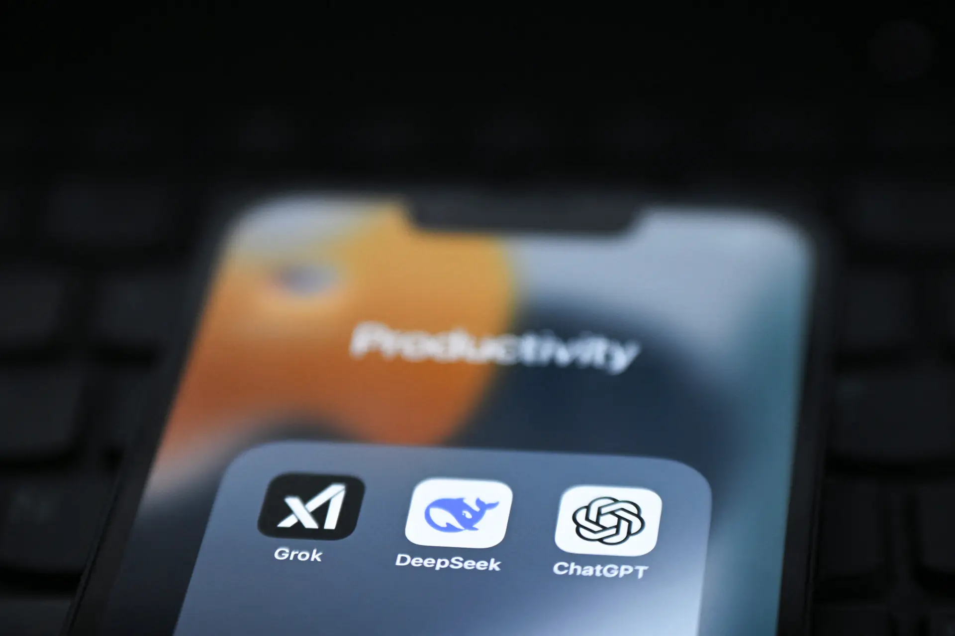 Las aplicaciones Grok, DeepSeek y ChatGPT se muestran en la pantalla de un smartphone en Londres el 20 de febrero de 2025. En lo que va de año, el Centro de Recursos contra el Robo de Identidad ha confirmado 1732 filtraciones de datos. (Justin Tallis/AFP vía Getty Images)
