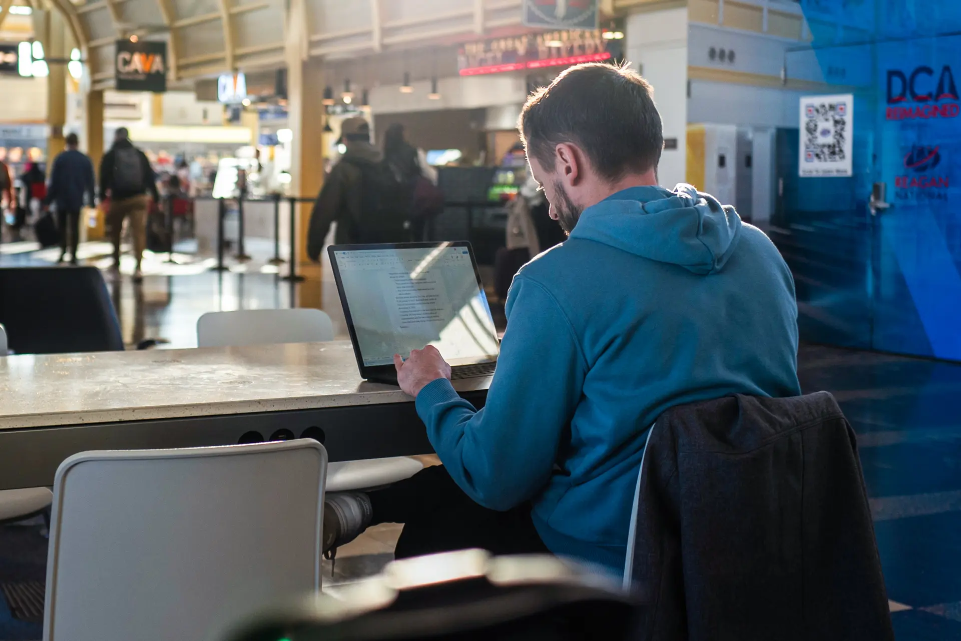 Un hombre frente a una computadora portátil en Washington el 18 de marzo de 2025. Una encuesta reciente a 1000 adultos estadounidenses reveló que el 84 % de los usuarios de internet utilizan contraseñas inseguras, como el uso de información personal. (Madalina Vasiliu/The Epoch Times)