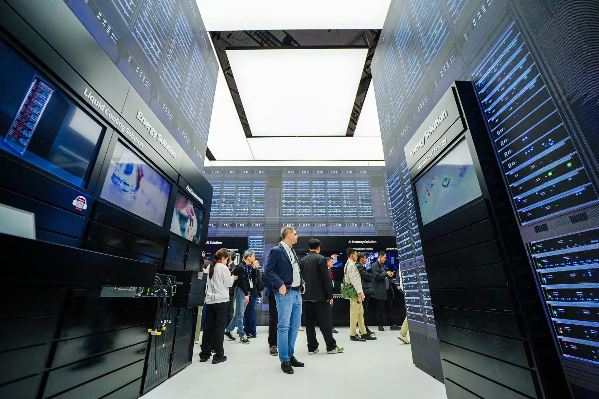Visitantes en un centro de datos de IA en SK Networks durante el Mobile World Congress, la mayor feria de telefonía móvil del mundo, en Barcelona el 3 de marzo de 2025. Estados Unidos y la Unión Europea han comenzado a abordar la seguridad de los datos en medio del avance progresivo de los sistemas de IA. (Manaure Quinter/AFP vía Getty Images)