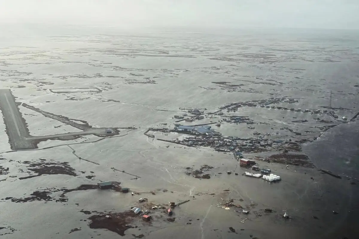En esta foto proporcionada por el Servicio de Distribución de Información Visual de Defensa, el personal de rescate de la Guardia Aérea Nacional de Alaska lleva a cabo una misión de búsqueda y rescate en Kipnuk, Alaska, el lunes 13 de octubre de 2025. (Servicio de Distribución de Información Visual de Defensa a través de AP)