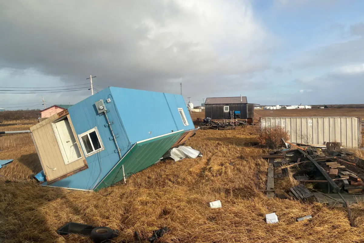 Una casa desocupada descansa sobre su techo tras ser derribada en Kotlik, Alaska, el 12 de octubre de 2025, después de que los restos del tifón Halong azotaran el oeste de Alaska. (AP Photo/Adaline Pete)