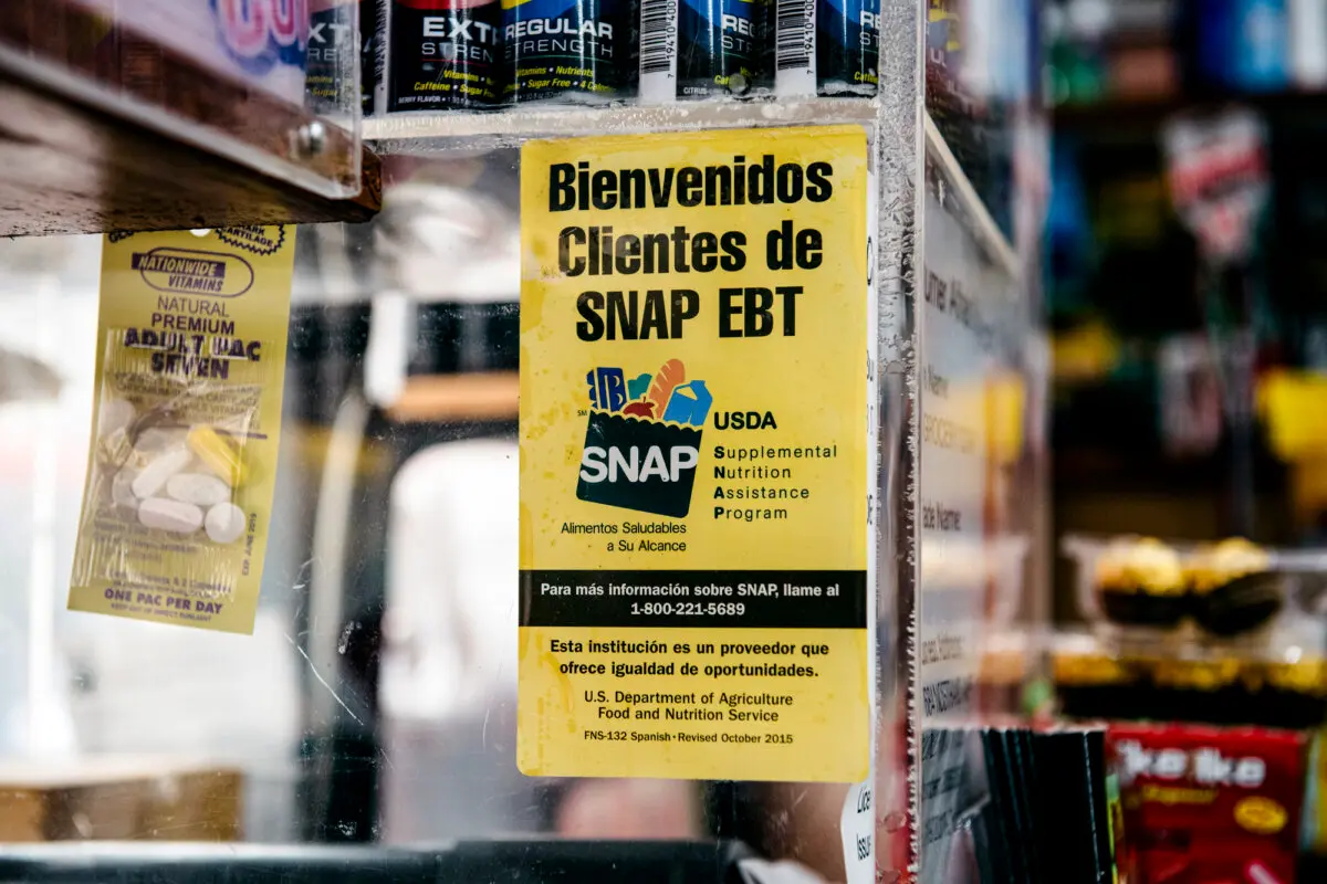 Cartel en una tienda de comestibles en Brooklyn, Nueva York, el 5 de diciembre de 2019. (Scott Heins/Getty Images)
