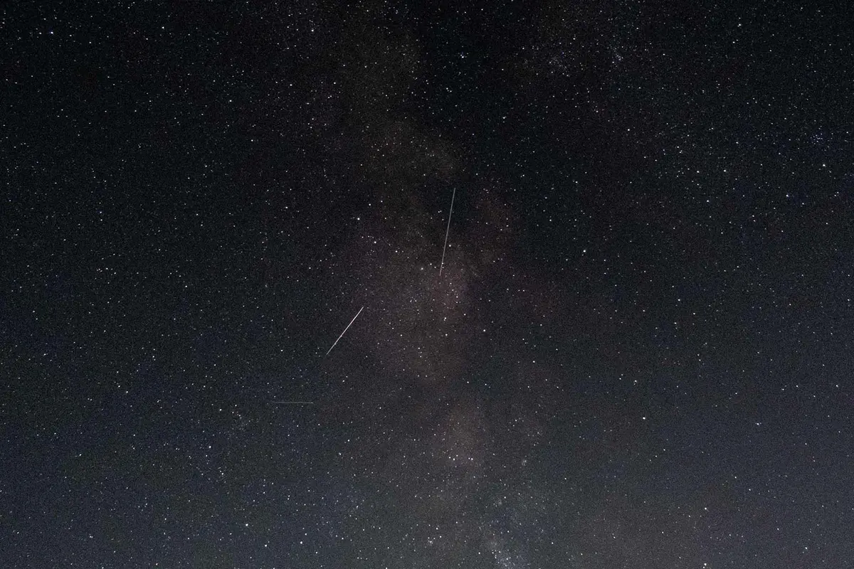 Las Oriónidas surcan el cielo nocturno en el norte del Líbano el 3 de octubre de 2021. (Ibrahim Chalhoub/AFP vía Getty Images)
