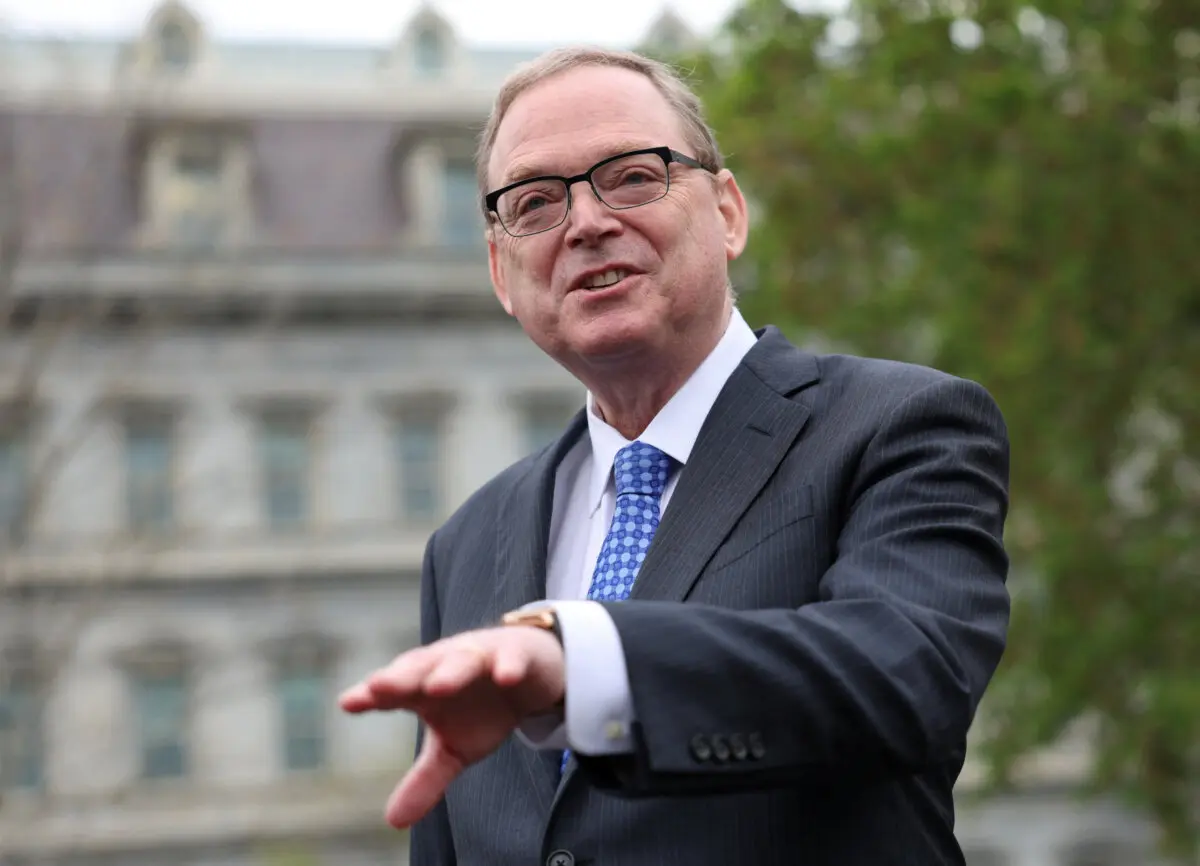 El director del Consejo Económico Nacional, Kevin Hassett, habla con periodistas en la Casa Blanca en Washington el 14 de abril de 2025. (Reuters/Kevin Lamarque/Foto de archivo)