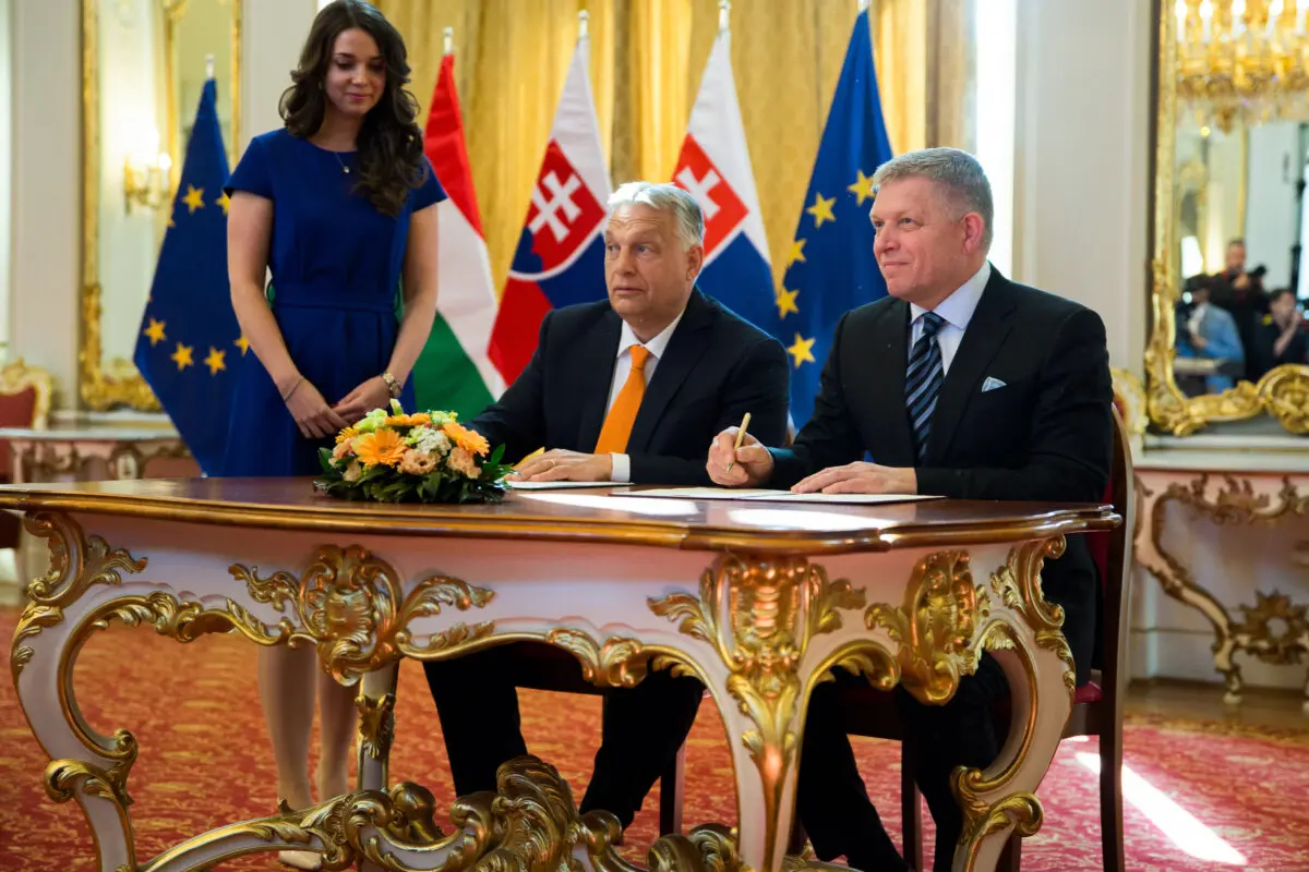 El primer ministro eslovaco, Robert Fico (derecha), firma un memorando de cooperación mutua con el primer ministro húngaro, Viktor Orbán (izquierda), en el Salón de los Espejos de la Oficina del gobierno Eslovaco en Bratislava, Eslovaquia, el 28 de abril de 2025. (Zuzana Gogova/Getty Images).
