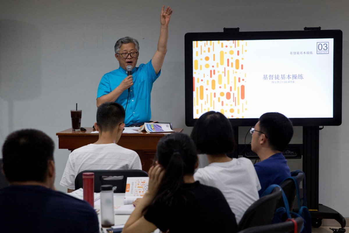 El pastor Jin Minri imparte una clase sobre los fundamentos de las creencias cristianas en la Iglesia Sión de Beijing el 4 de agosto de 2018. (Ng Han Guan/AP Photo).