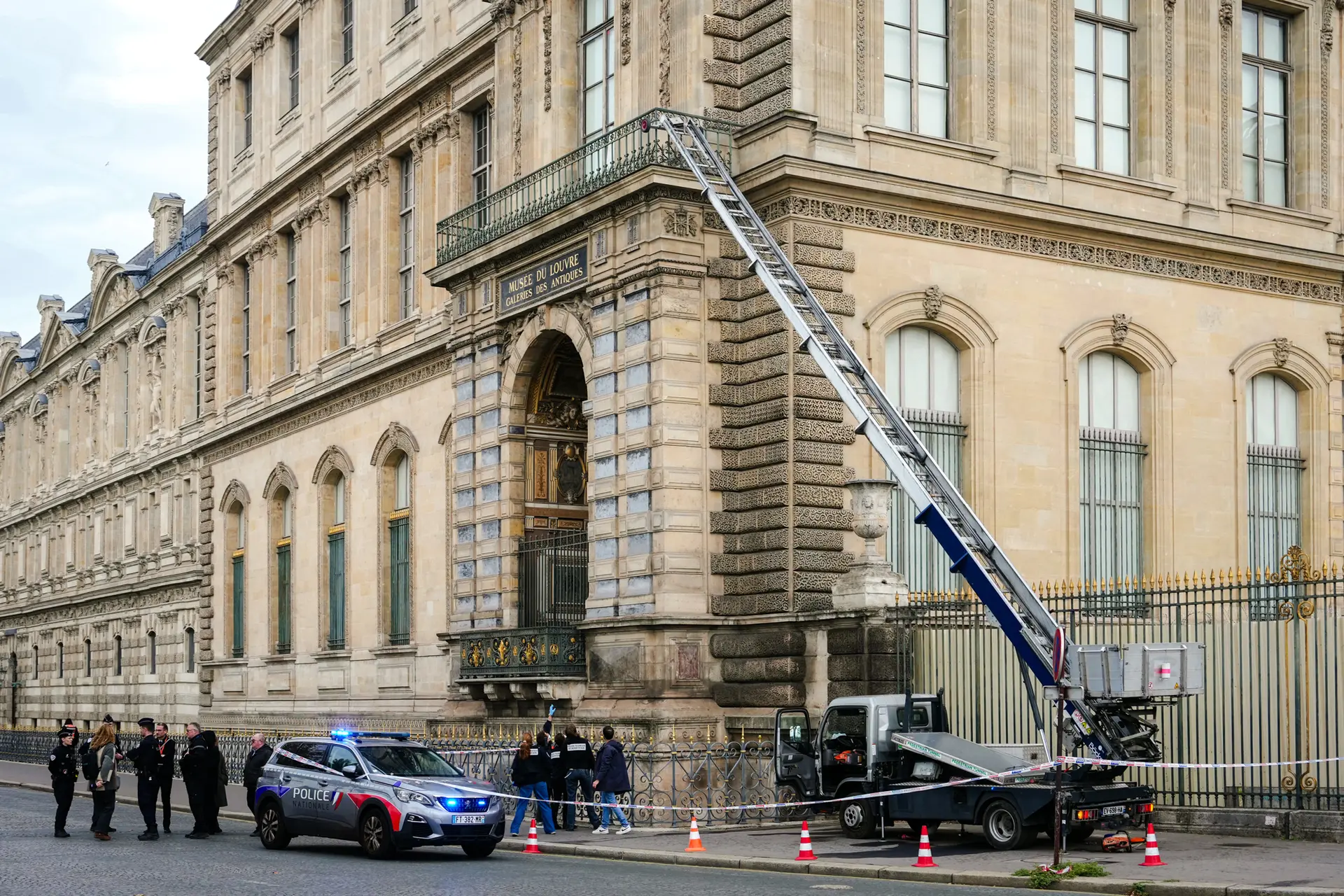 Agentes de la policía francesa junto a una escalera extensible utilizada por los ladrones para entrar en el museo del Louvre de París el 19 de octubre de 2025. (Dimitar Dilkoff/AFP a través de Getty Images)