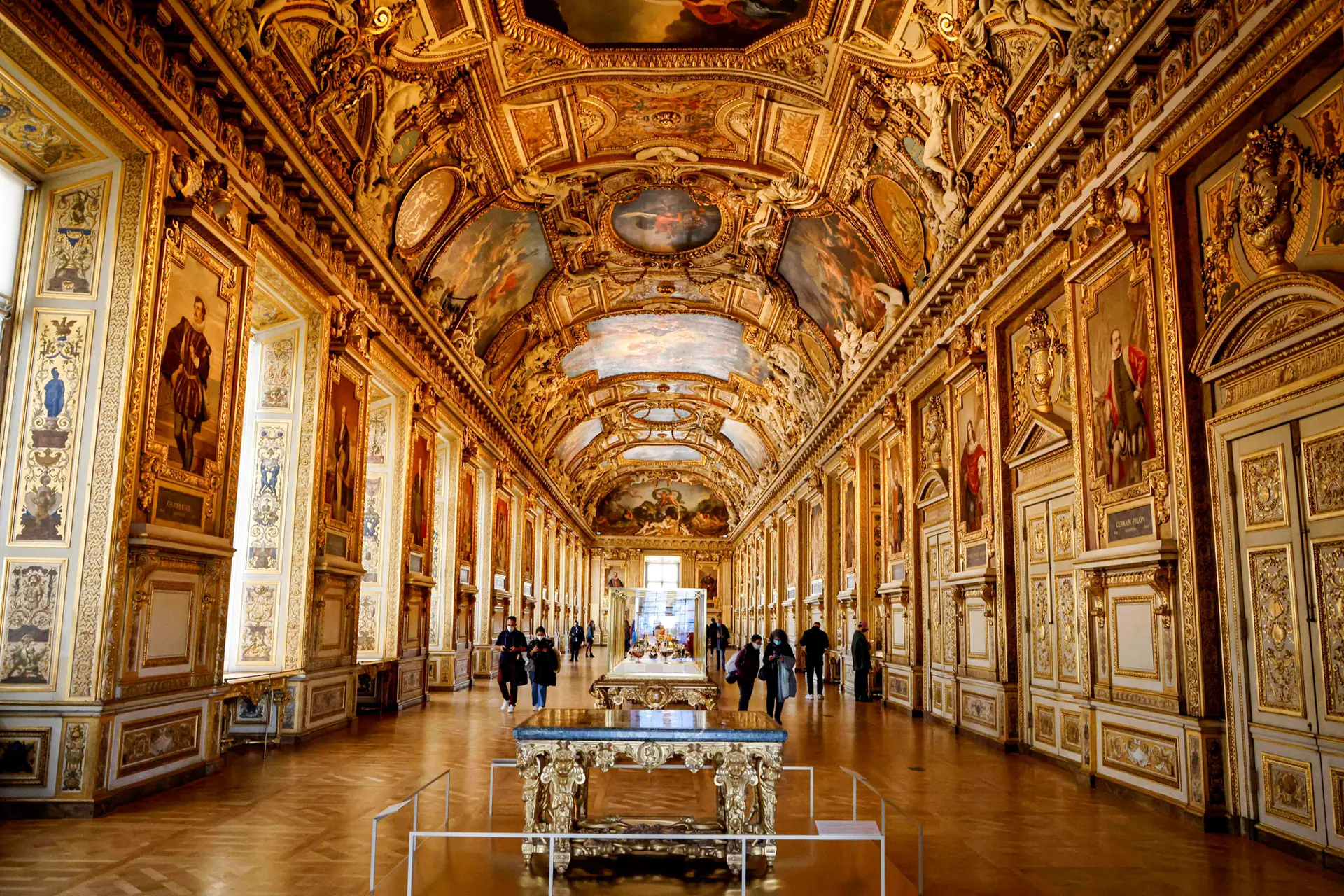 Visitantes en la Galerie d'Apollon del Louvre de París el 14 de octubre de 2020. El famoso museo parisino ha sido objeto de numerosos robos a lo largo de la historia. (Ludovic Marin/AFP vía Getty Images)