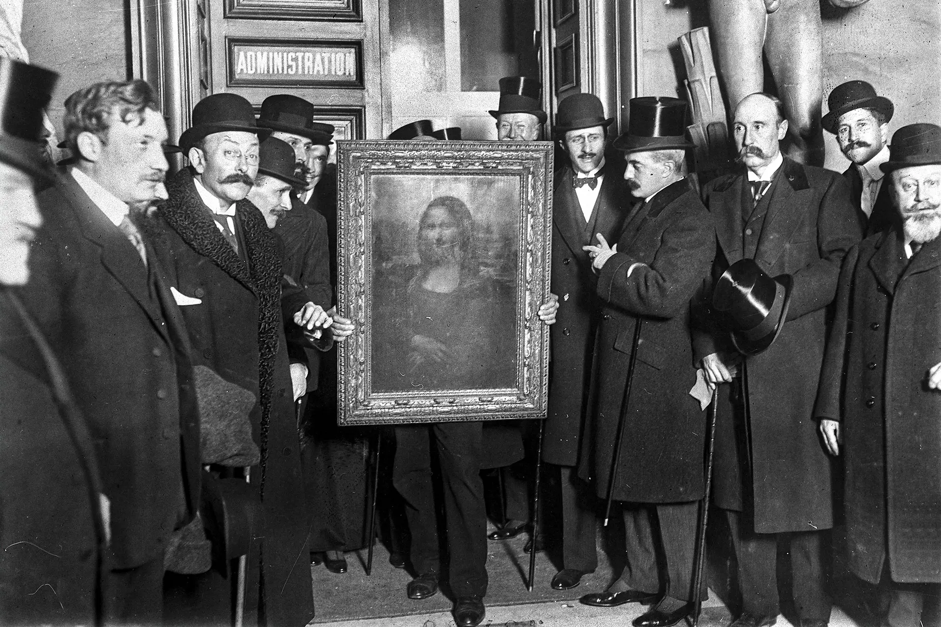 La Mona Lisa devuelta tras su robo en 1911, en el Louvre de París, el 4 de enero de 1914. (Dominio público)
