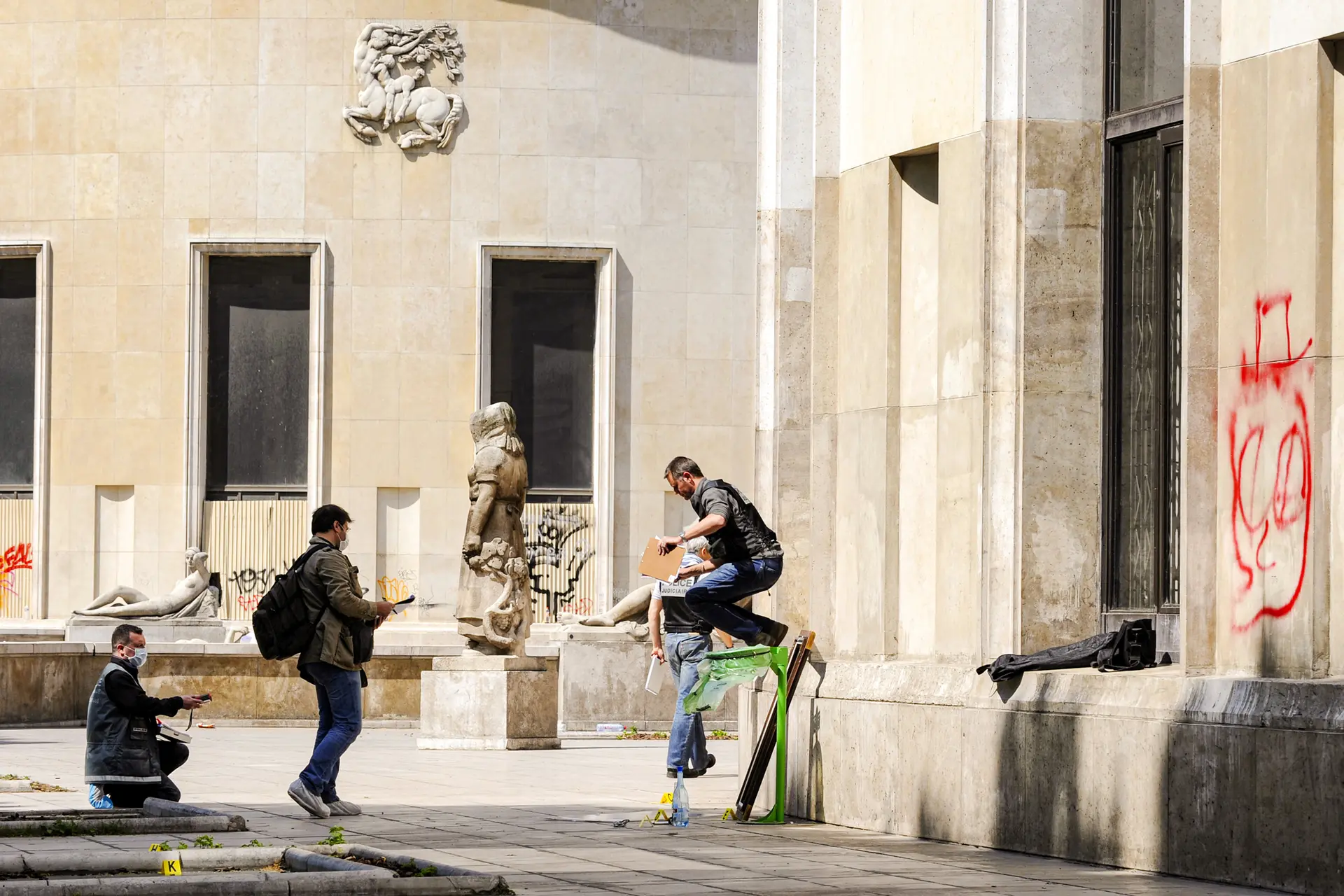 Agentes de policía investigan en el Museo de Arte Moderno de París, donde el 20 de mayo de 2010 fueron robadas cinco obras, entre ellas pinturas de Henri Matisse y Pablo Picasso. Las piezas nunca fueron recuperadas. (Bertrand Guay/AFP a través de Getty Images)