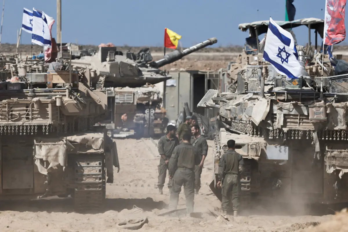 Soldados israelíes junto a tanques cerca de la frontera entre Israel y Gaza, en Israel, el 19 de octubre de 2025. (Amir Cohen/Reuters)